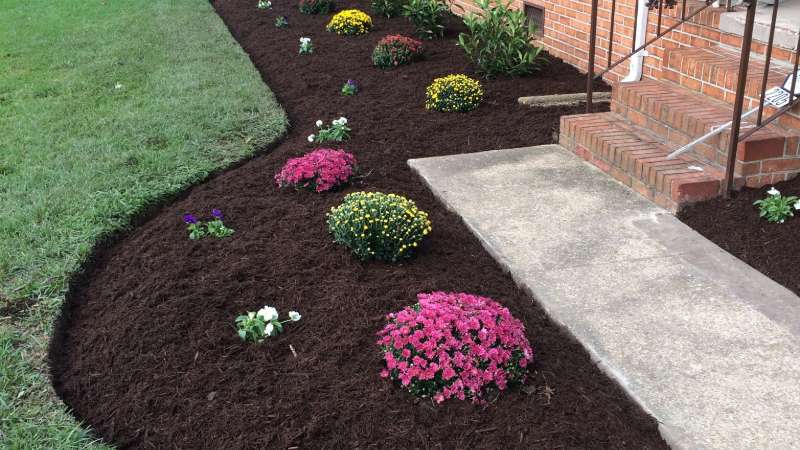 Garden bed mulching and edging service in Huntersville NC by Home Grooming