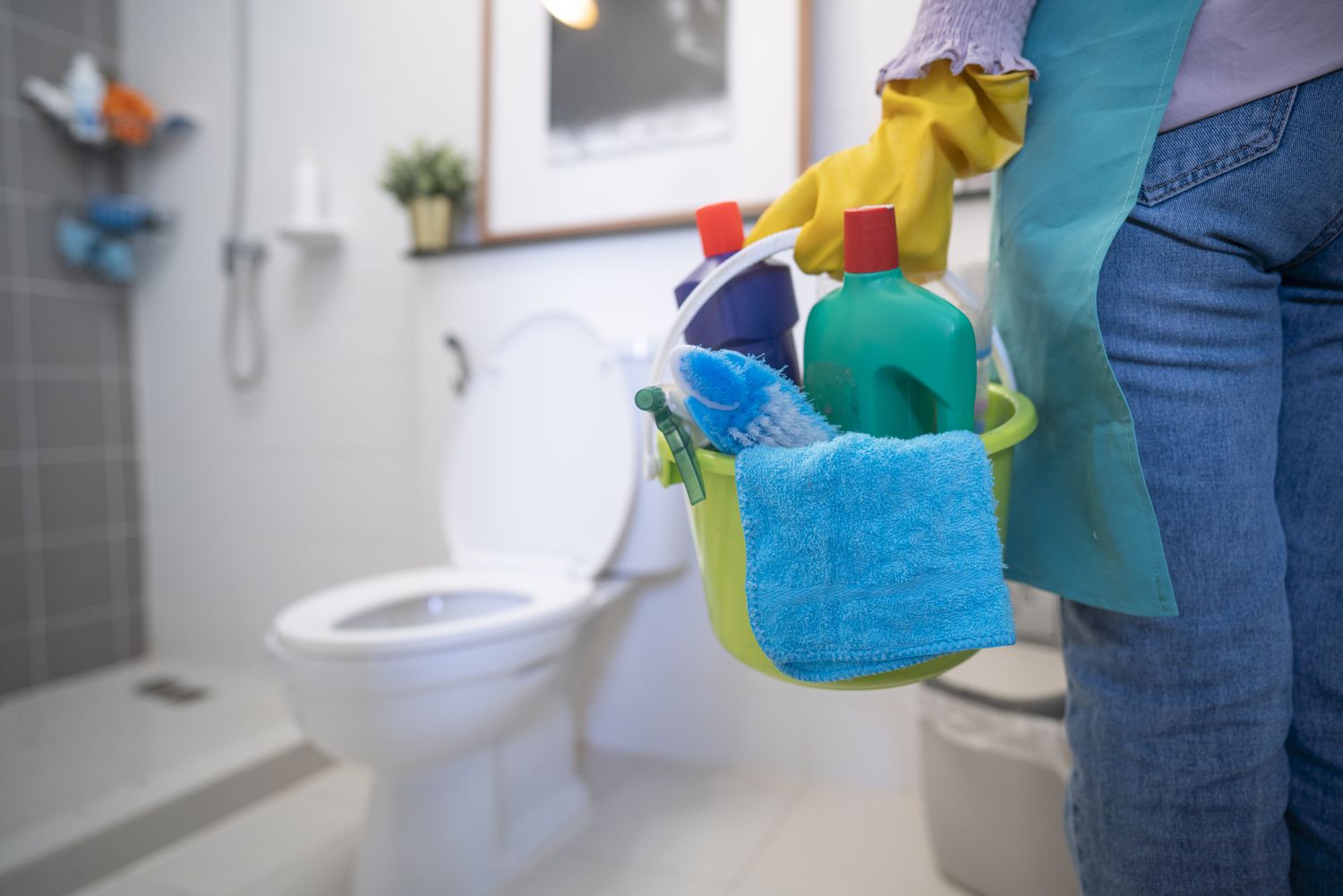 Full bathroom move out scrubbing service in Huntersville NC by Home Grooming
